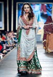 Brides-In-White-lehenga-hsy